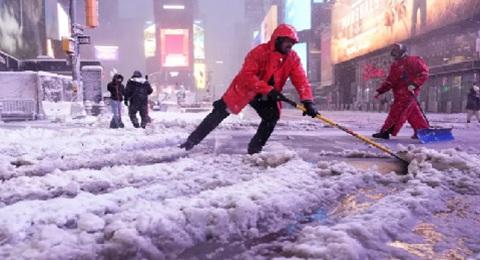 Massive snowstorm slams Northeast US, causing power outages and forcing thousands of flight cancellations