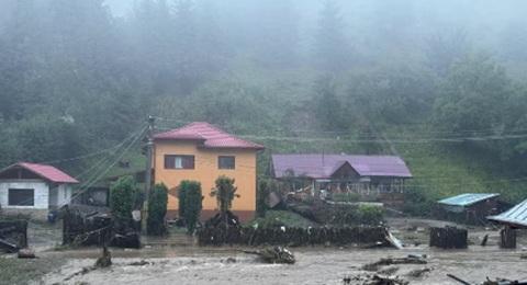 Floods in Romania kill three, hundreds evacuated