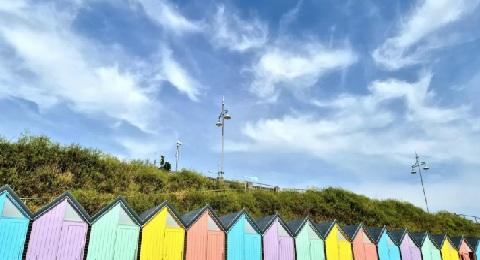 Yellow heat alert for most of England Affected: Yorkshire, Midlands, East/South England, London Alert: Wed 12:00 to Sun 18:00 BST Temps up to 33°C by weekend First 2025 heatwave expected next week