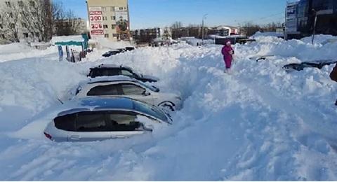 Record snowfall leaves cars stuck and people stranded in Russia's Far East
